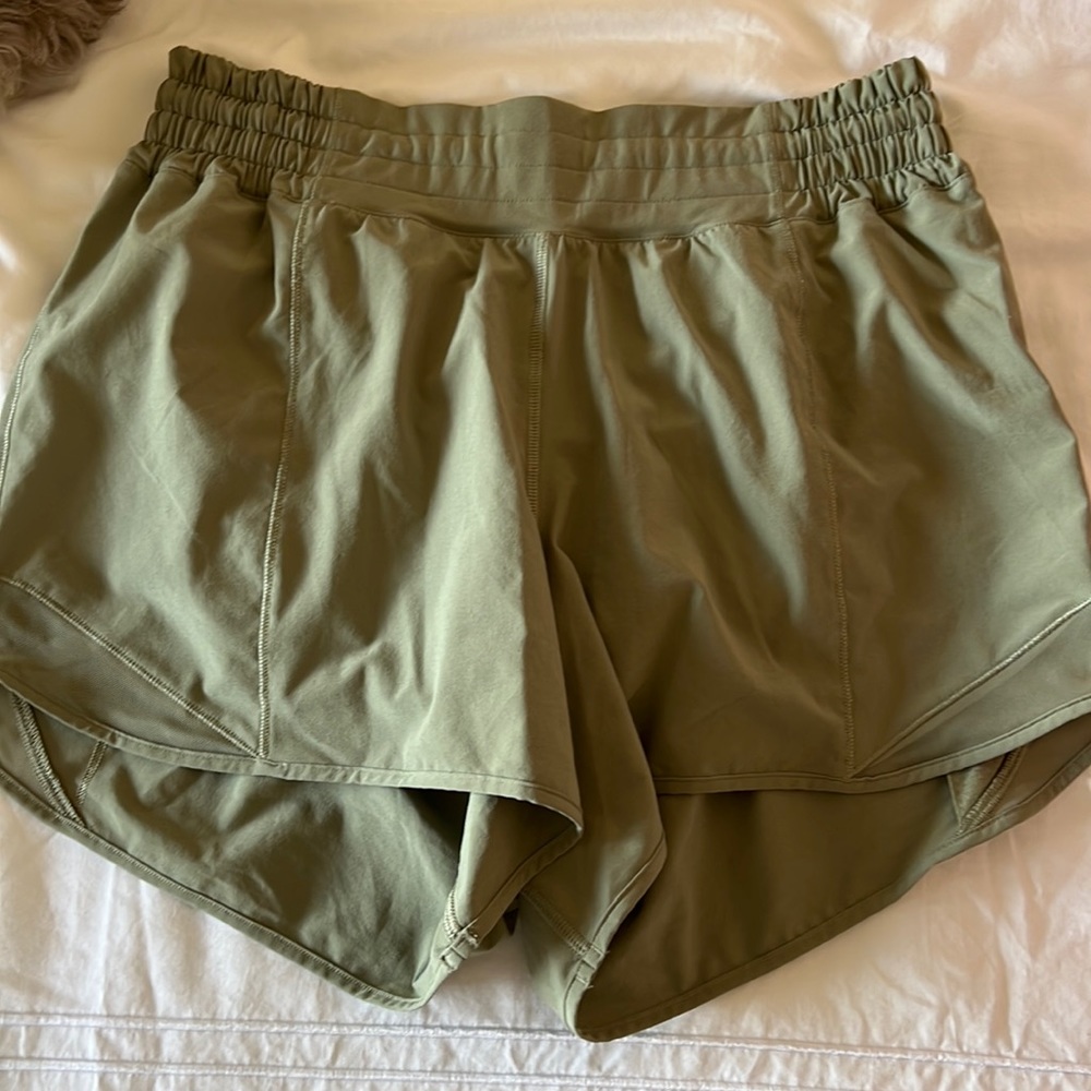 NEVER WORN lululemon high rise hotty hot 4 inch